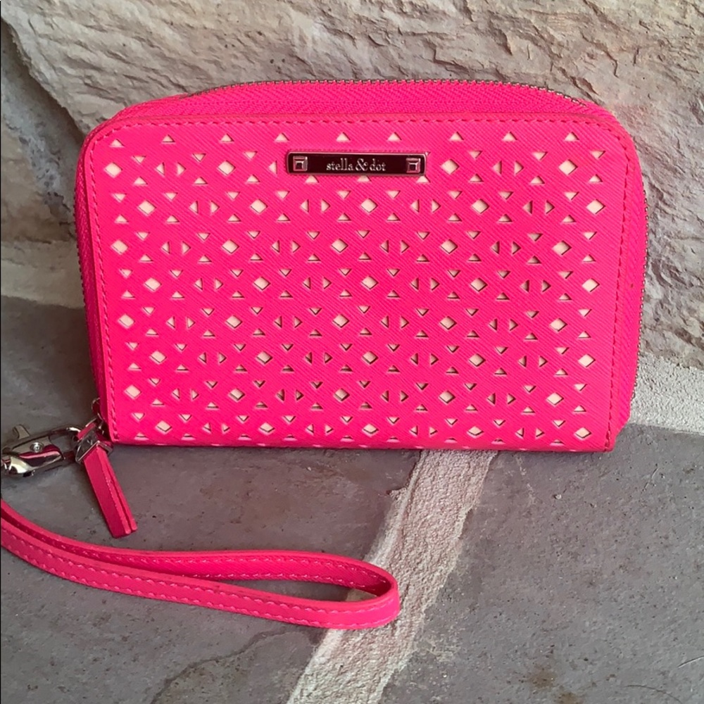 EUC Stella & Dot Chelsea tech wallet 💗